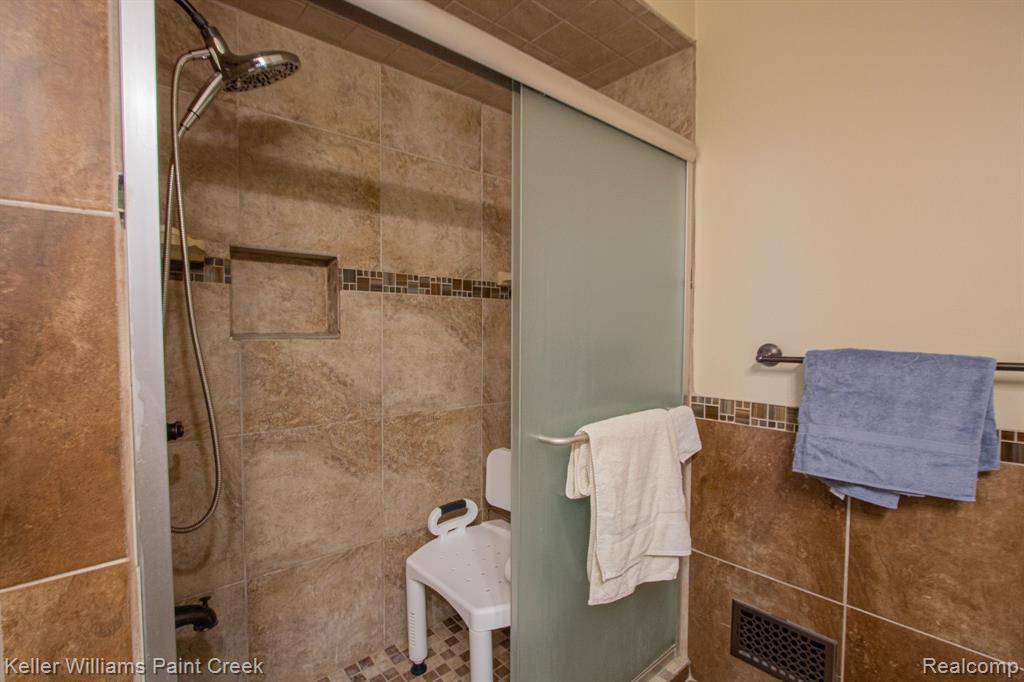45292 Universal Court, Shelby Twp, MI 48317 — Photo 18