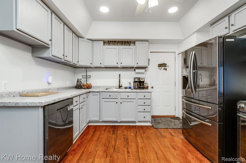 833 N MADISON Street, Lapeer, MI 48446 — Photo 10