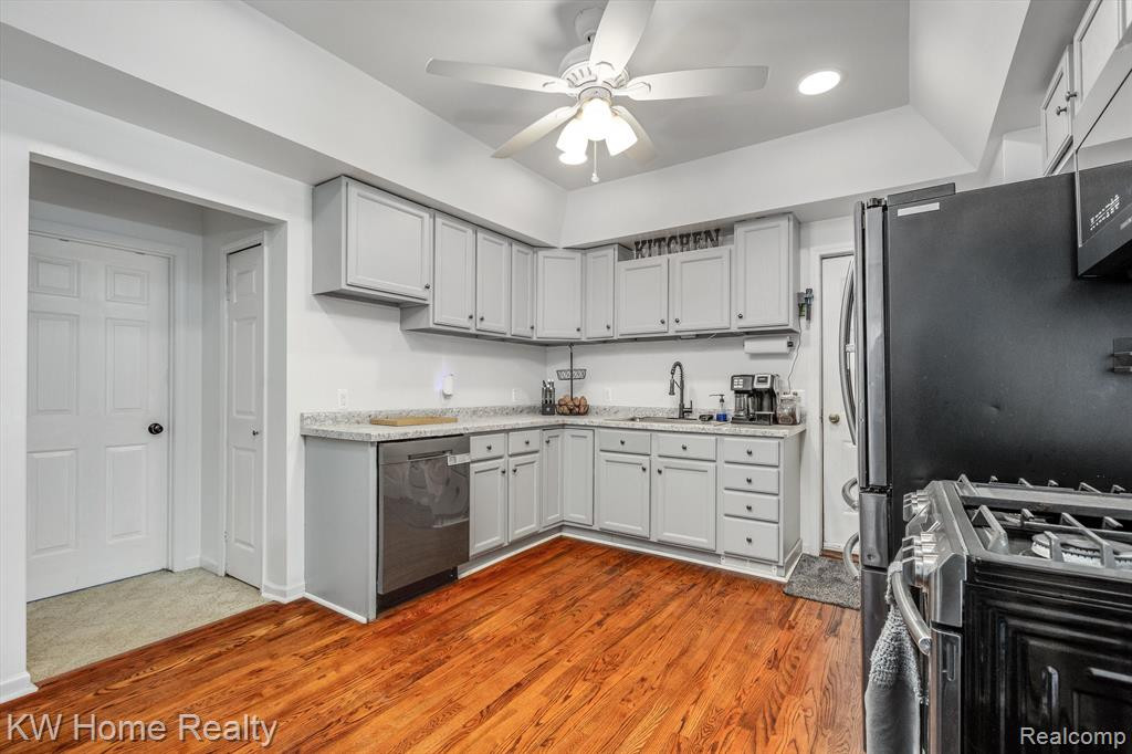 833 N MADISON Street, Lapeer, MI 48446 — Photo 11