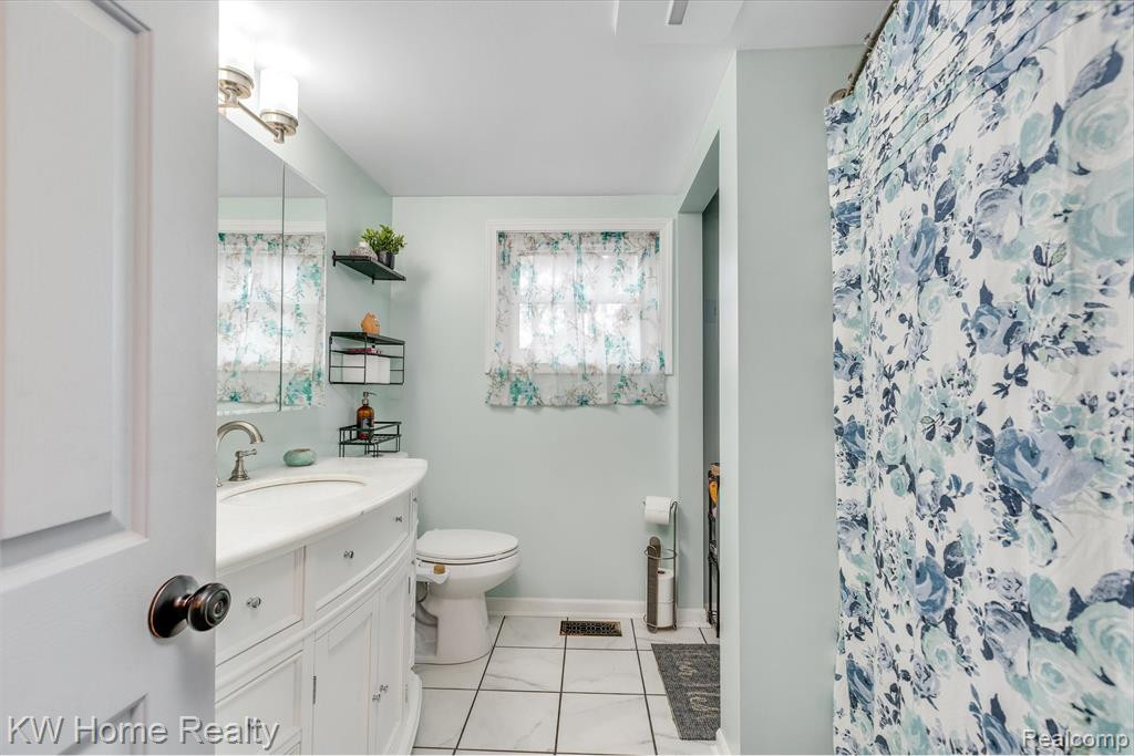 833 N MADISON Street, Lapeer, MI 48446 — Photo 18