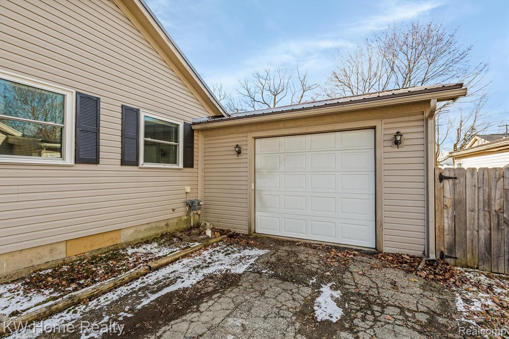 833 N MADISON Street, Lapeer, MI 48446 — Photo 26