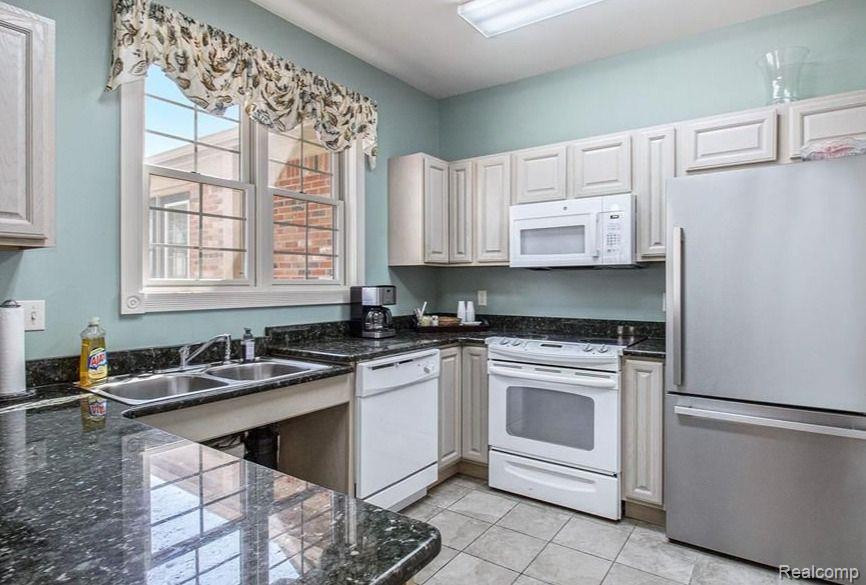 204 MAPLEWOOD, 4, South Lyon, MI 48178 — Photo 33