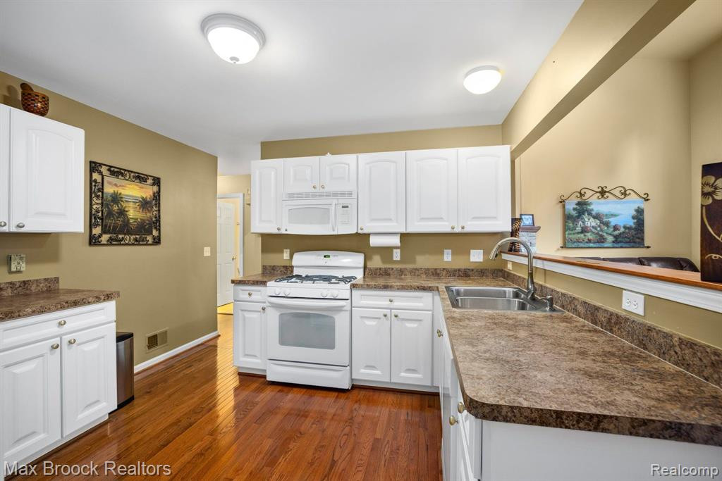 3963 RAVENSFIELD Drive, Canton, MI 48188 — Photo 12