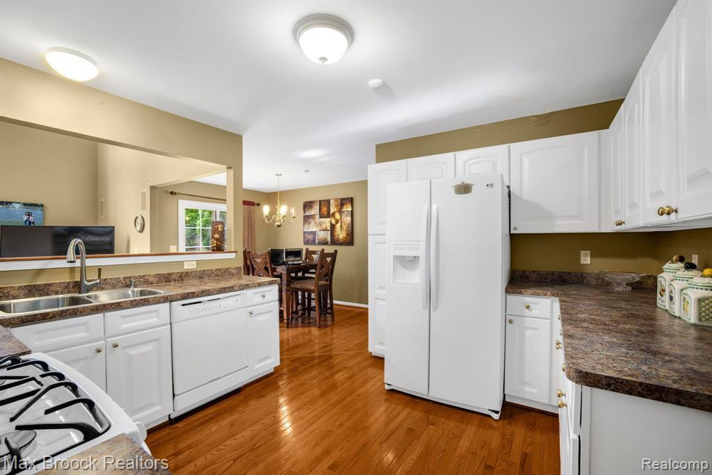 3963 RAVENSFIELD Drive, Canton, MI 48188 — Photo 13