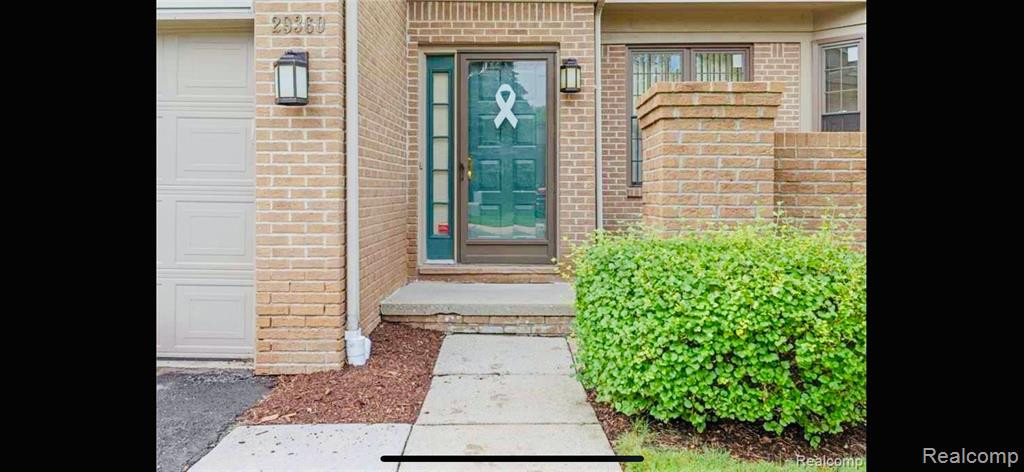 29360 BREEZEWOOD, Farmington Hills, MI 48331 — Photo 2