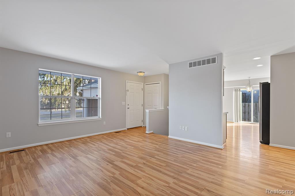 4165 SASHABAW Road, Waterford, MI 48329 — Photo 5
