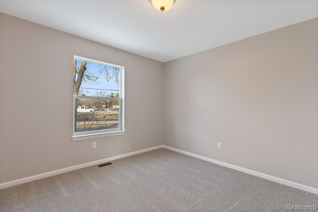 4165 SASHABAW Road, Waterford, MI 48329 — Photo 13