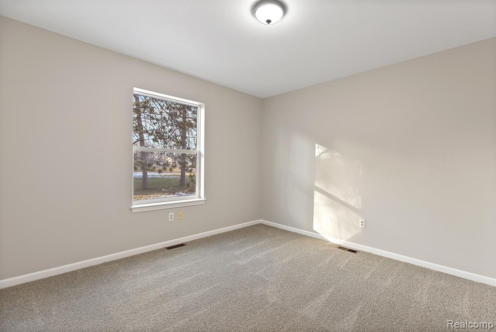 4165 SASHABAW Road, Waterford, MI 48329 — Photo 15