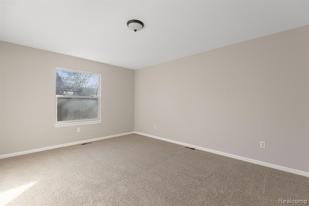 4165 SASHABAW Road, Waterford, MI 48329 — Photo 17