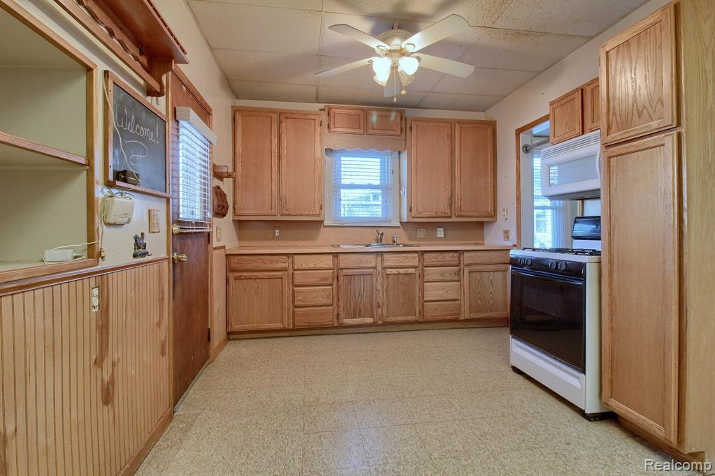 416 CHERRY Street, Wyandotte, MI 48192 — Photo 9