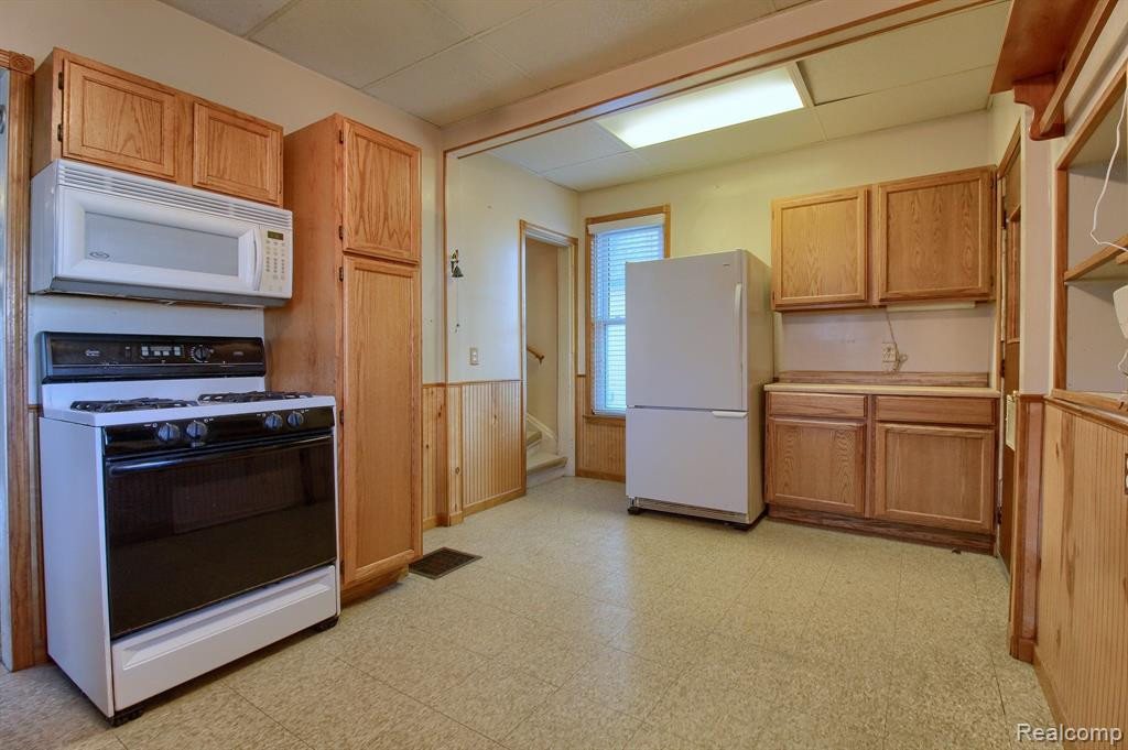 416 CHERRY Street, Wyandotte, MI 48192 — Photo 10