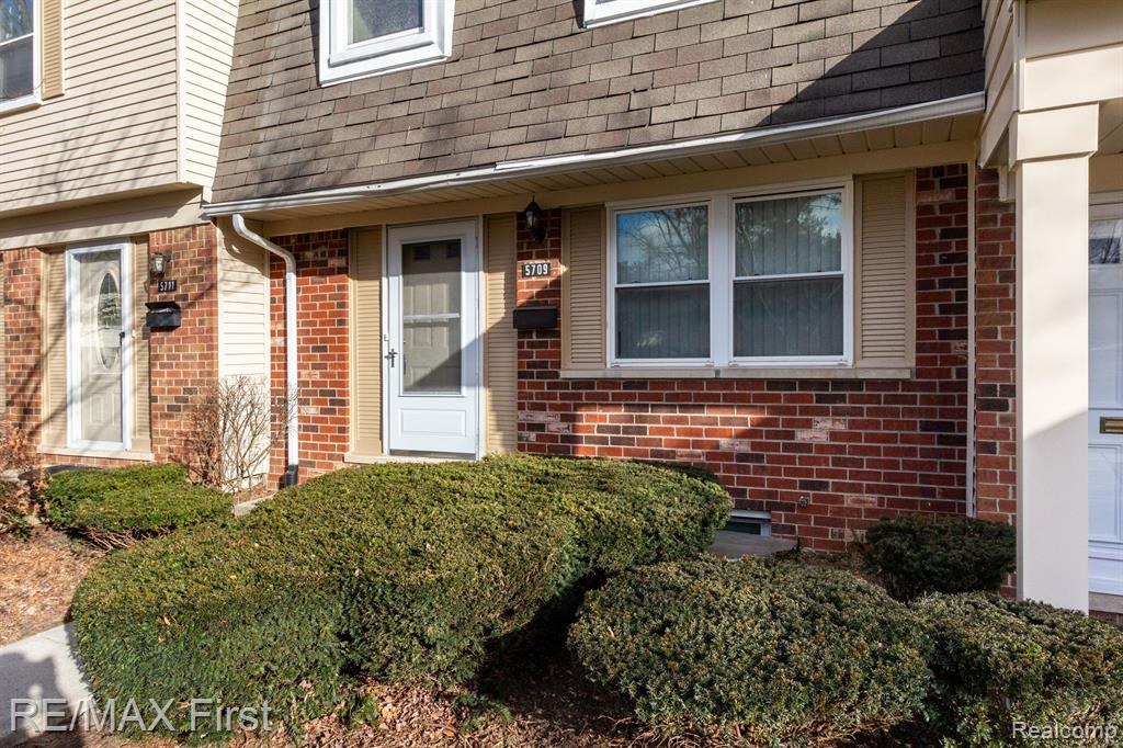 5709 WHITFIELD Drive, Troy, MI 48098 — Photo 2