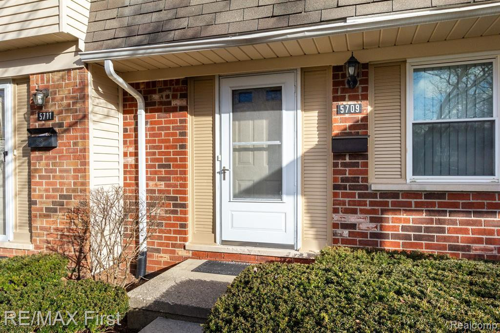5709 WHITFIELD Drive, Troy, MI 48098 — Photo 3