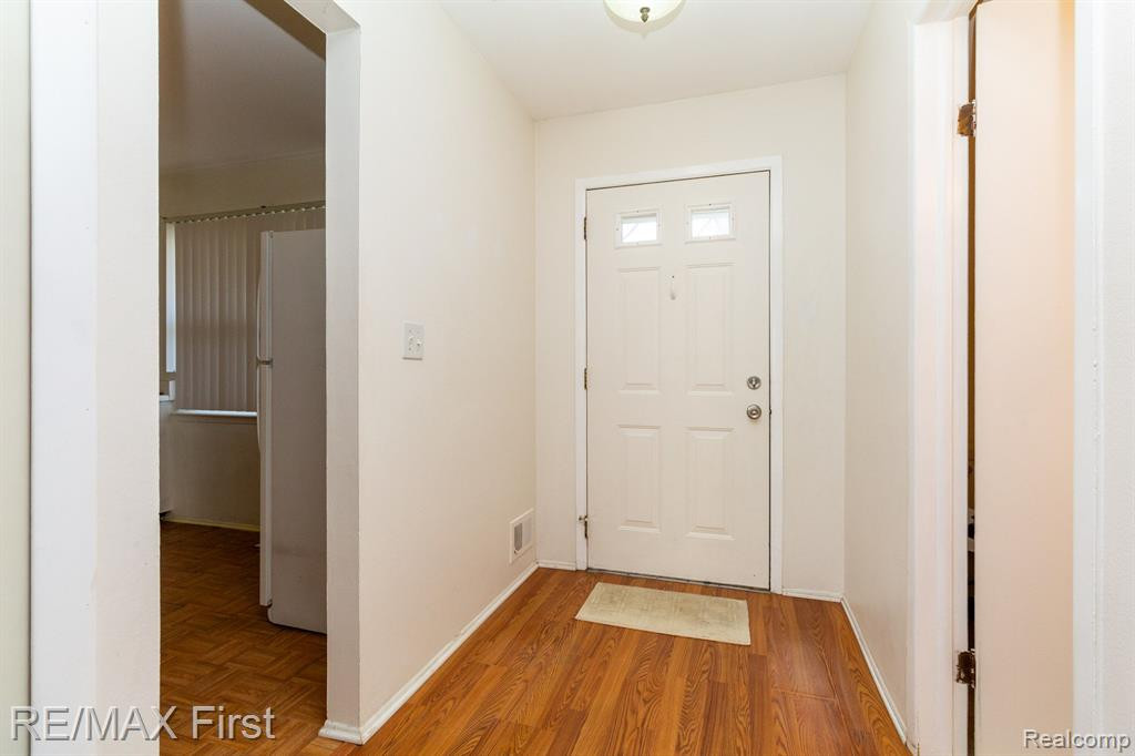 5709 WHITFIELD Drive, Troy, MI 48098 — Photo 4
