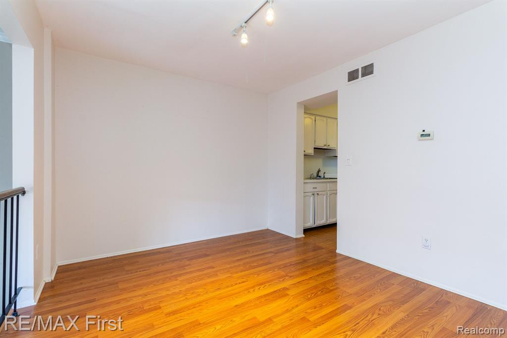5709 WHITFIELD Drive, Troy, MI 48098 — Photo 10