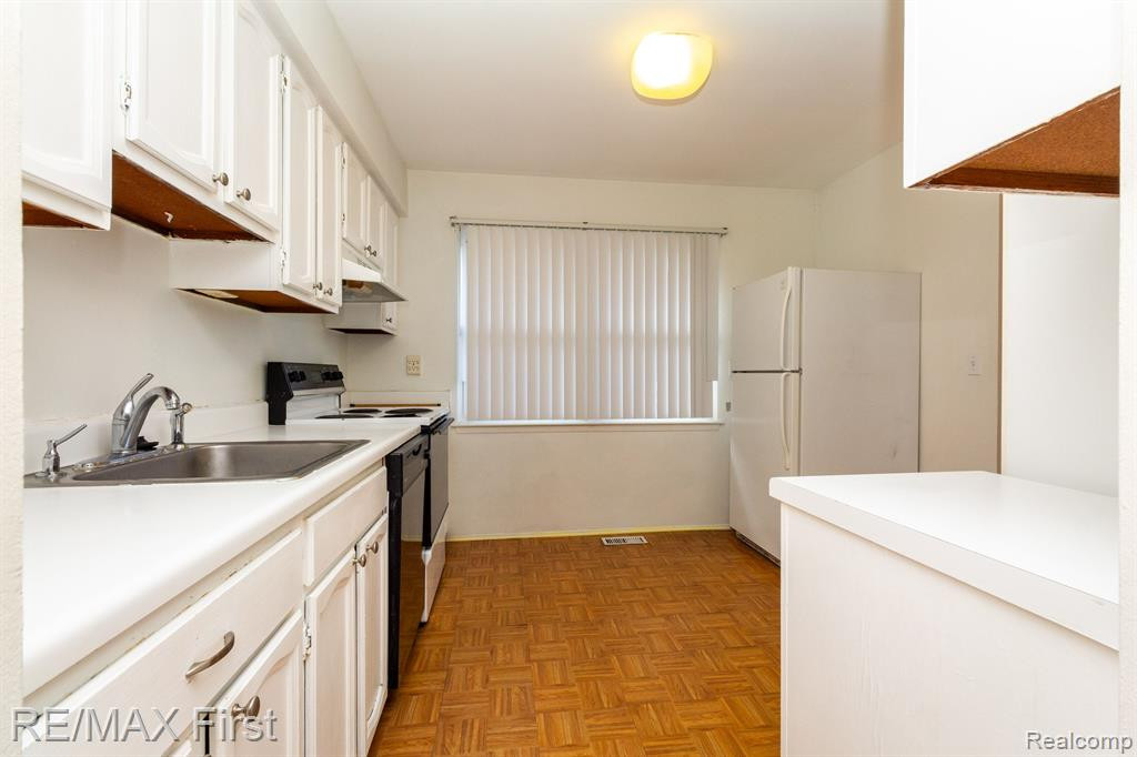 5709 WHITFIELD Drive, Troy, MI 48098 — Photo 11