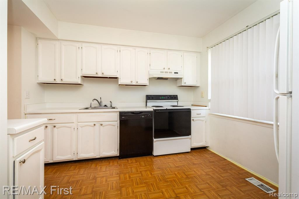 5709 WHITFIELD Drive, Troy, MI 48098 — Photo 12