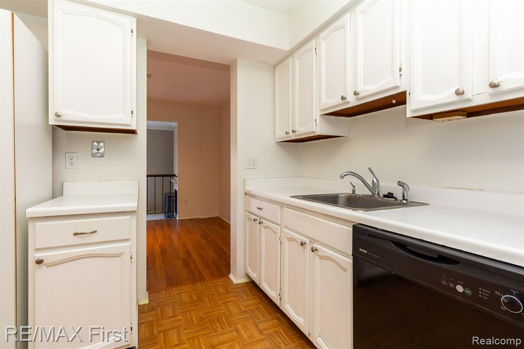 5709 WHITFIELD Drive, Troy, MI 48098 — Photo 13