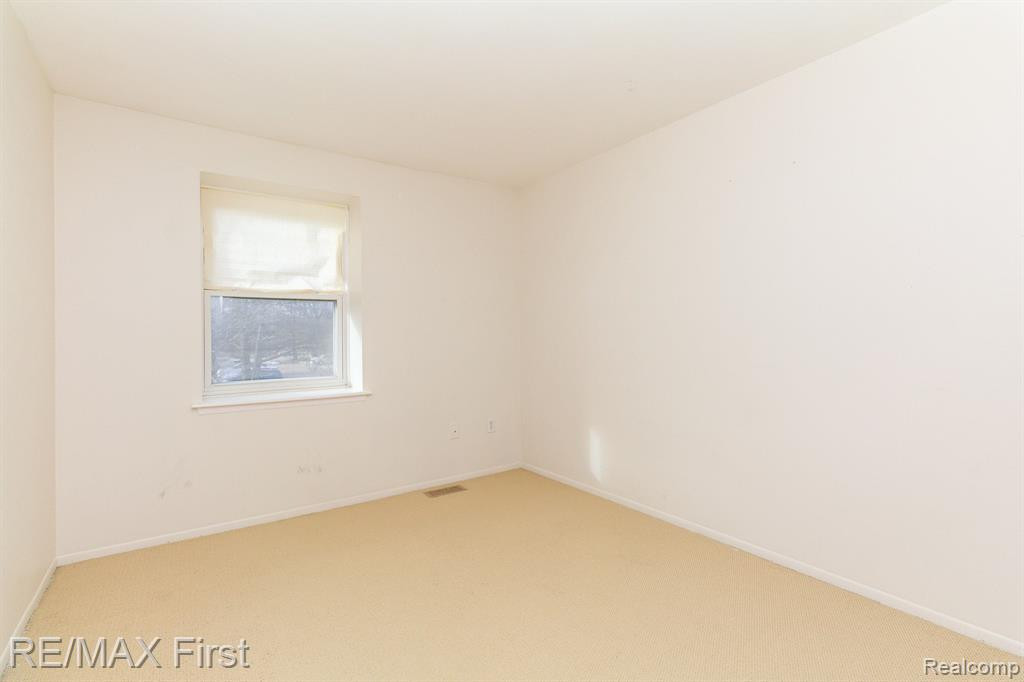 5709 WHITFIELD Drive, Troy, MI 48098 — Photo 22