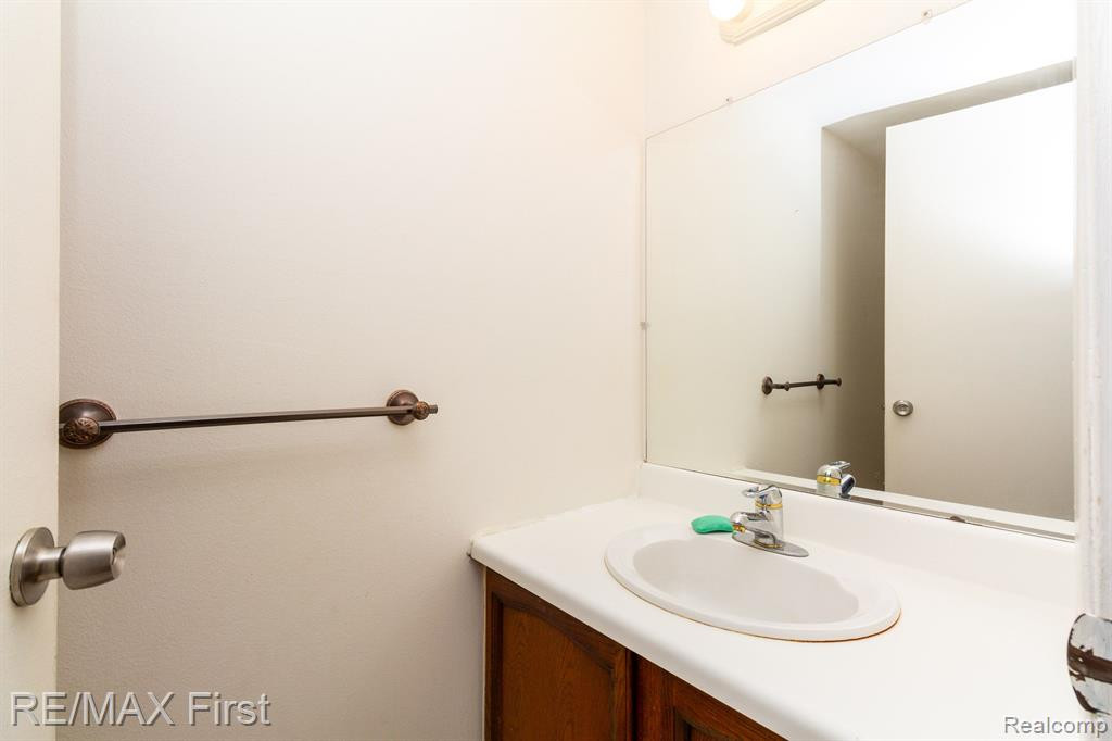 5709 WHITFIELD Drive, Troy, MI 48098 — Photo 25