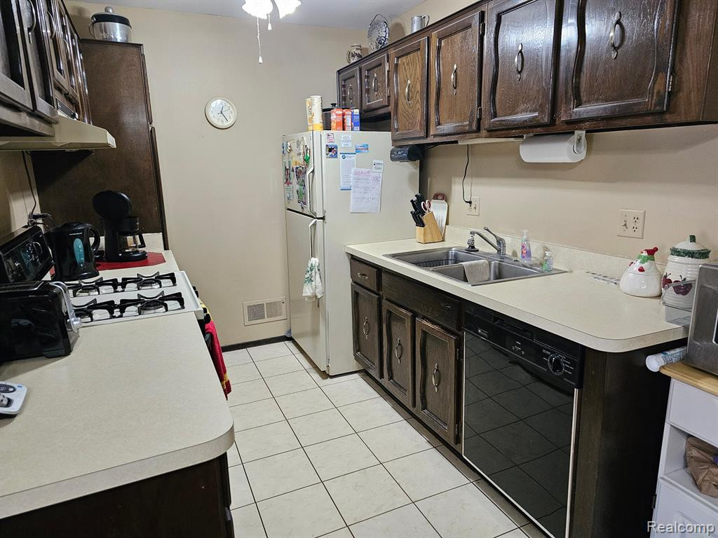 40578 Newport, Plymouth, MI 48170 — Photo 6