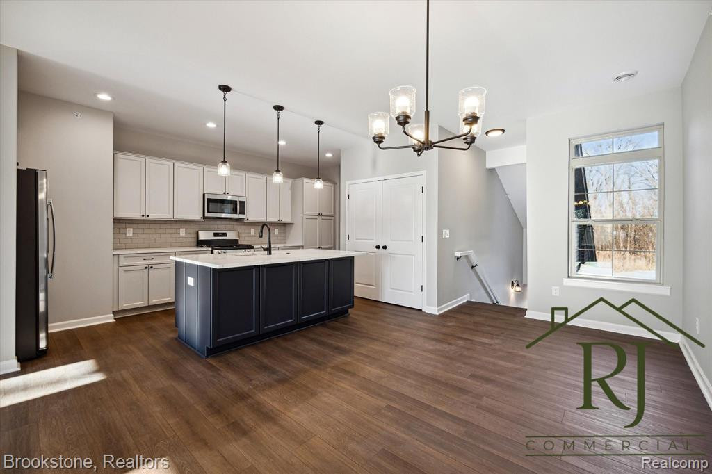 638 POINTE Drive, Walled Lake, MI 48390 — Photo 2