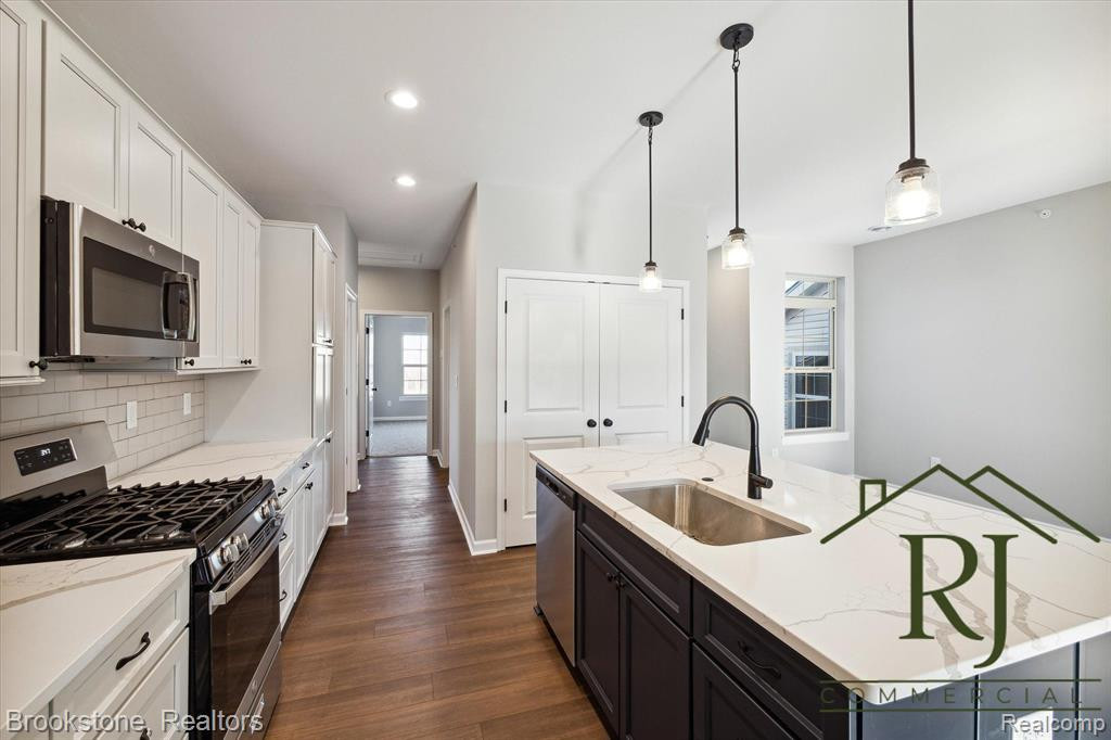 638 POINTE Drive, Walled Lake, MI 48390 — Photo 4