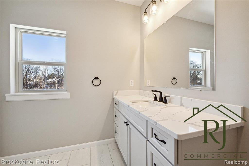 638 POINTE Drive, Walled Lake, MI 48390 — Photo 8