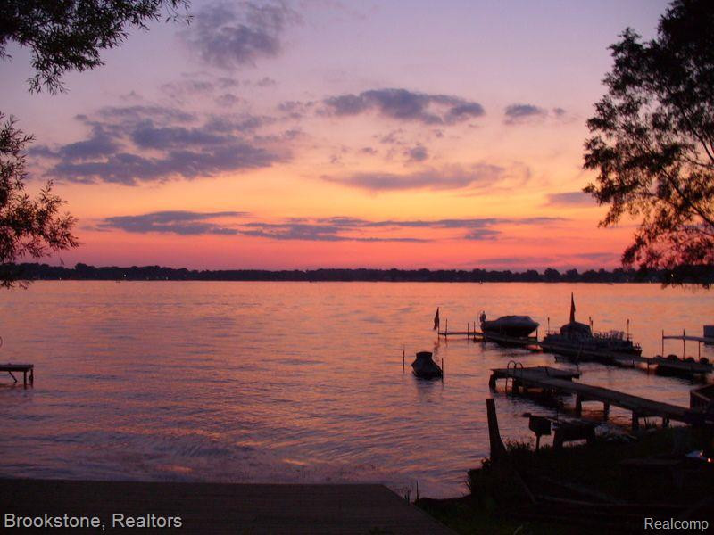 638 POINTE Drive, Walled Lake, MI 48390 — Photo 9