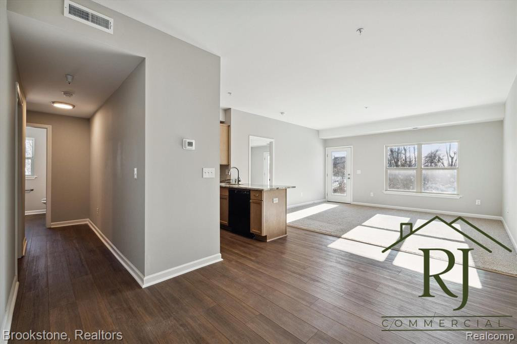 624 POINTE Drive, 9, Walled Lake, MI 48390 — Photo 2