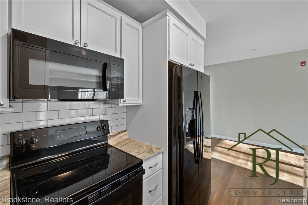 624 POINTE Drive, 9, Walled Lake, MI 48390 — Photo 3