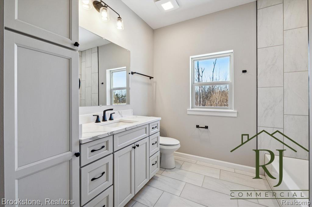 624 POINTE Drive, 9, Walled Lake, MI 48390 — Photo 5