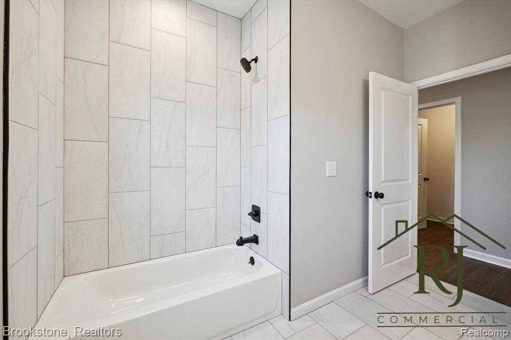 624 POINTE Drive, 9, Walled Lake, MI 48390 — Photo 6