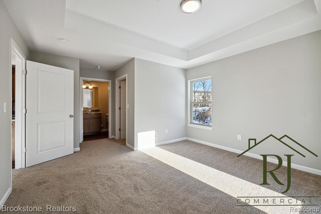 624 POINTE Drive, 9, Walled Lake, MI 48390 — Photo 9