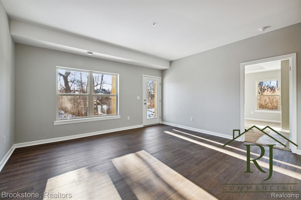 636 POINTE Drive, 636, Walled Lake, MI 48390 — Photo 3