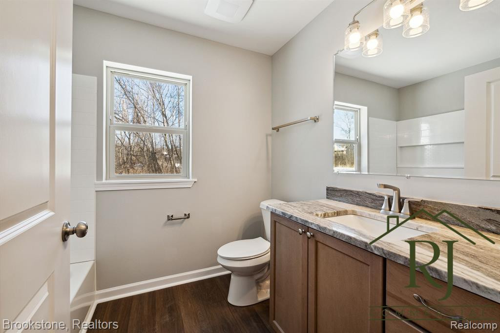 636 POINTE Drive, 636, Walled Lake, MI 48390 — Photo 7