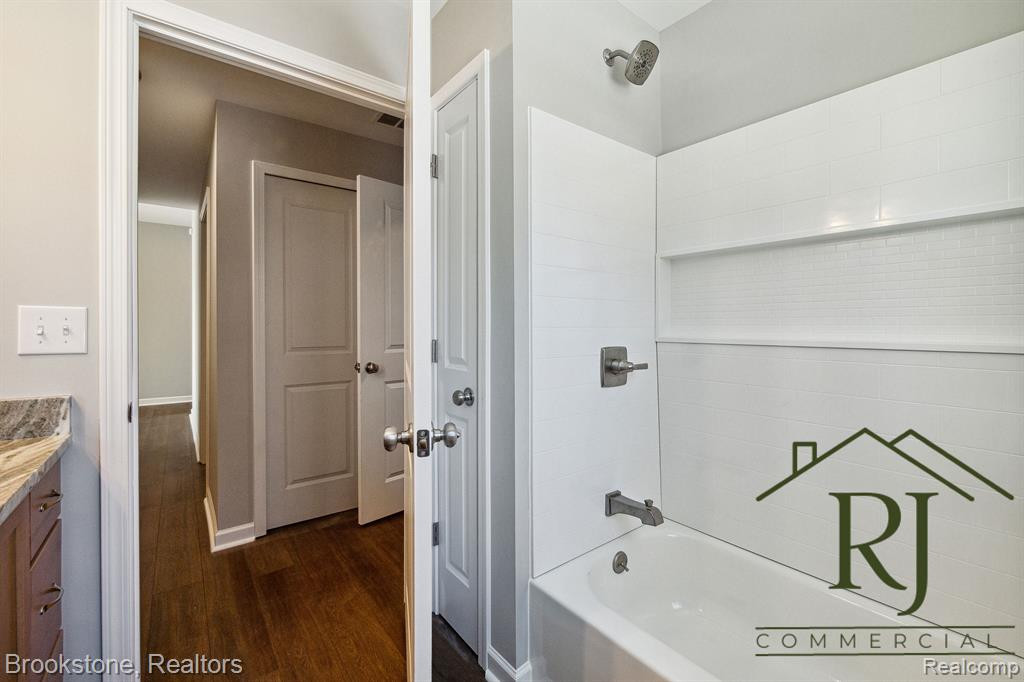 636 POINTE Drive, 636, Walled Lake, MI 48390 — Photo 8