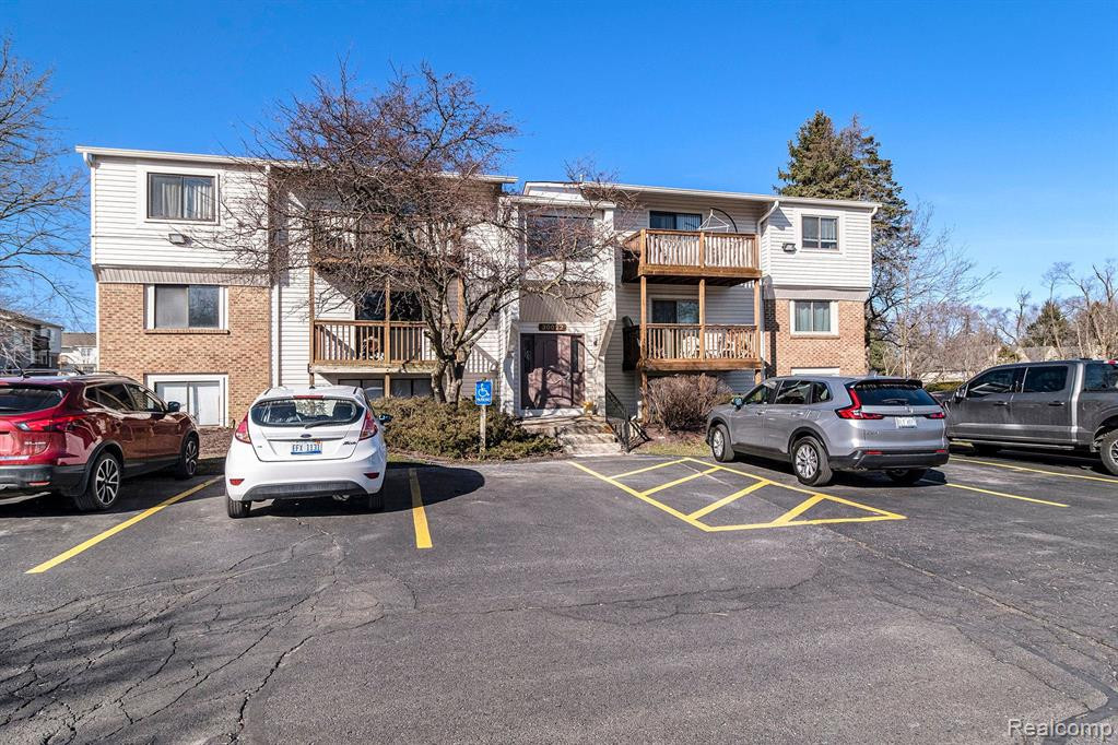 30022 W 12 MILE Road, 2, Farmington Hills, MI 48334 — front exterior