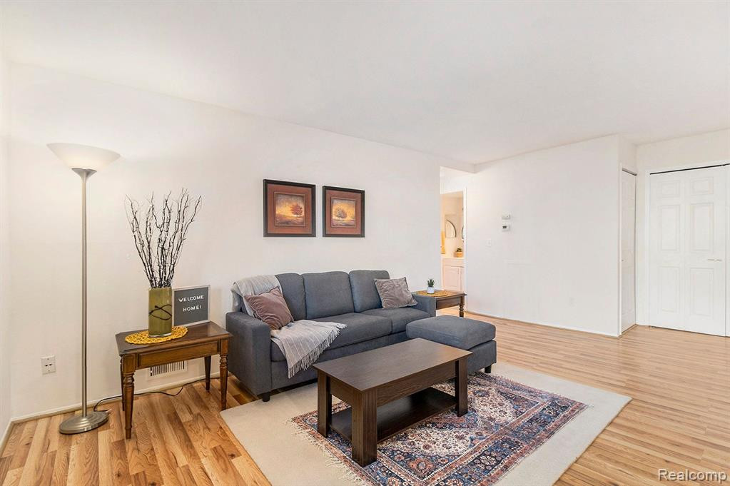 30022 W 12 MILE Road, 2, Farmington Hills, MI 48334 — Photo 4