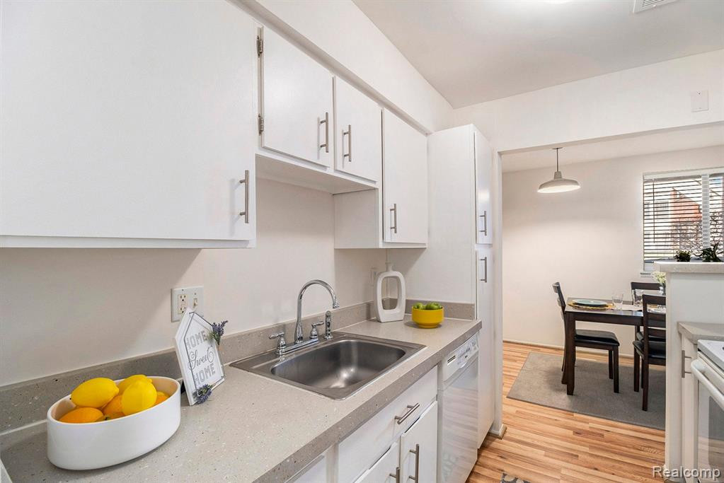 30022 W 12 MILE Road, 2, Farmington Hills, MI 48334 — Photo 7