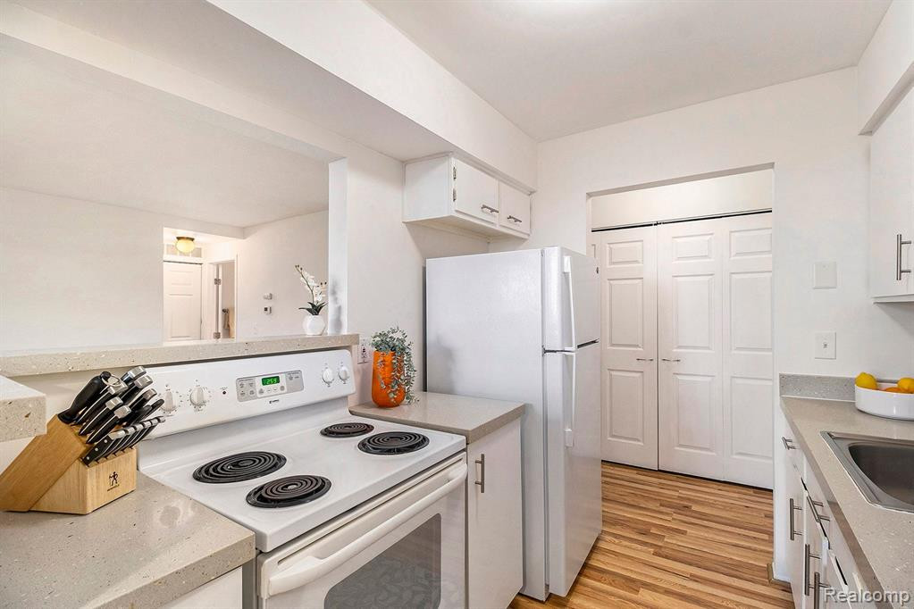 30022 W 12 MILE Road, 2, Farmington Hills, MI 48334 — Photo 8
