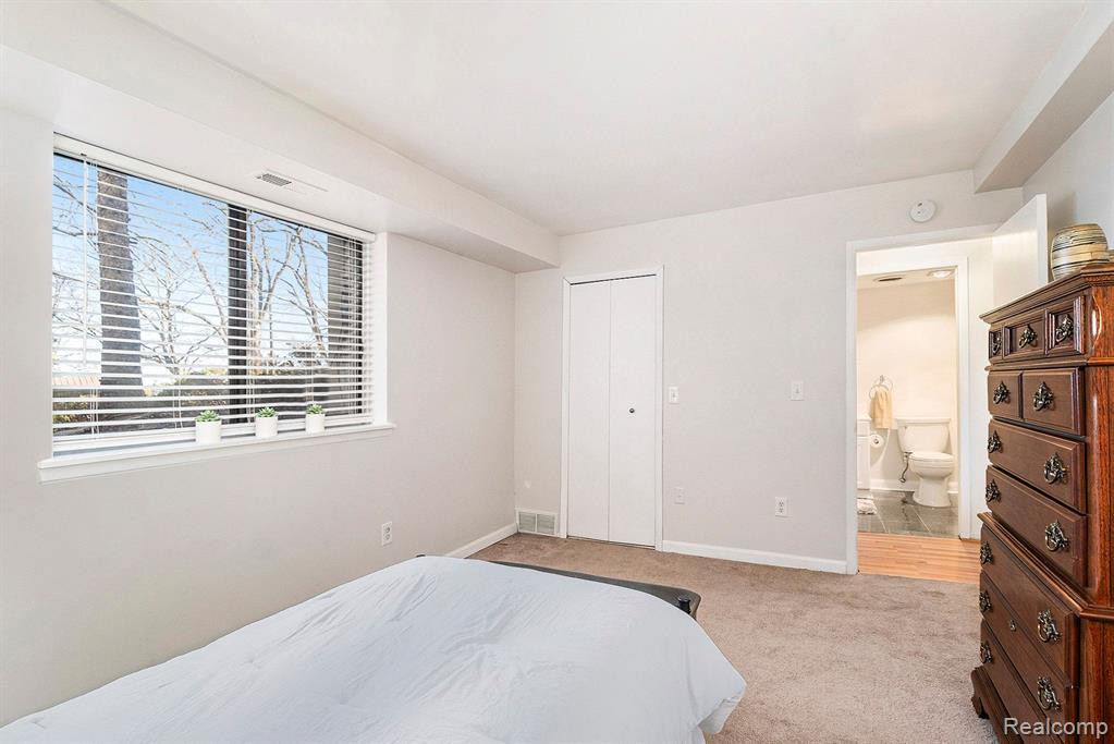 30022 W 12 MILE Road, 2, Farmington Hills, MI 48334 — Photo 10