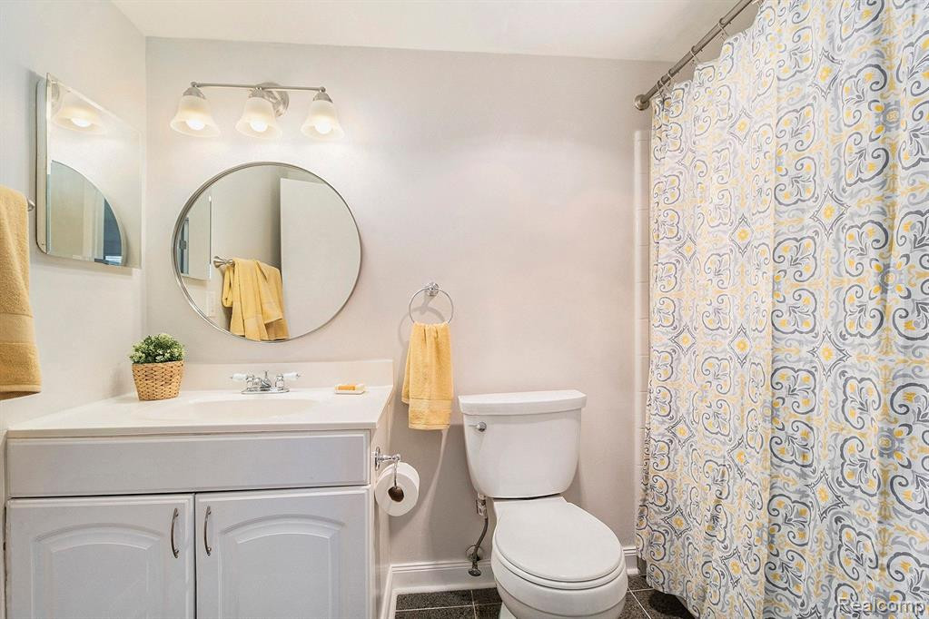 30022 W 12 MILE Road, 2, Farmington Hills, MI 48334 — Photo 11
