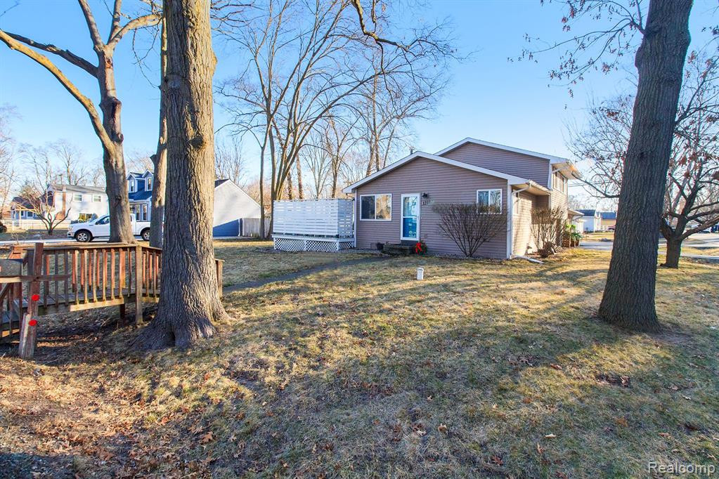 1700 LADD Road, Wolverine Lake, MI 48390 — Photo 21