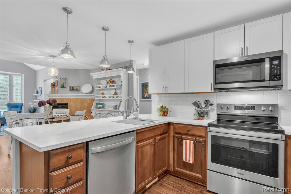 2105 CAMERON Circle, Walled Lake, MI 48390 — Photo 12