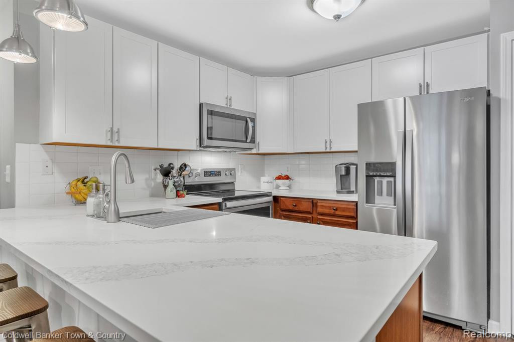 2105 CAMERON Circle, Walled Lake, MI 48390 — Photo 15