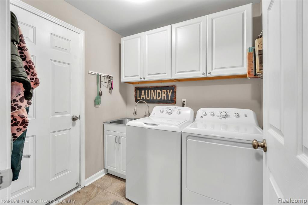 2105 CAMERON Circle, Walled Lake, MI 48390 — Photo 16