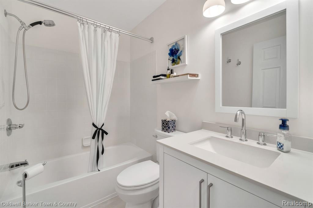 2105 CAMERON Circle, Walled Lake, MI 48390 — Photo 17