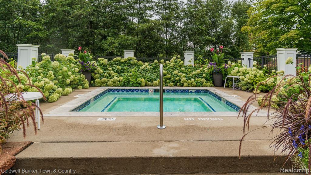 2105 CAMERON Circle, Walled Lake, MI 48390 — Photo 37