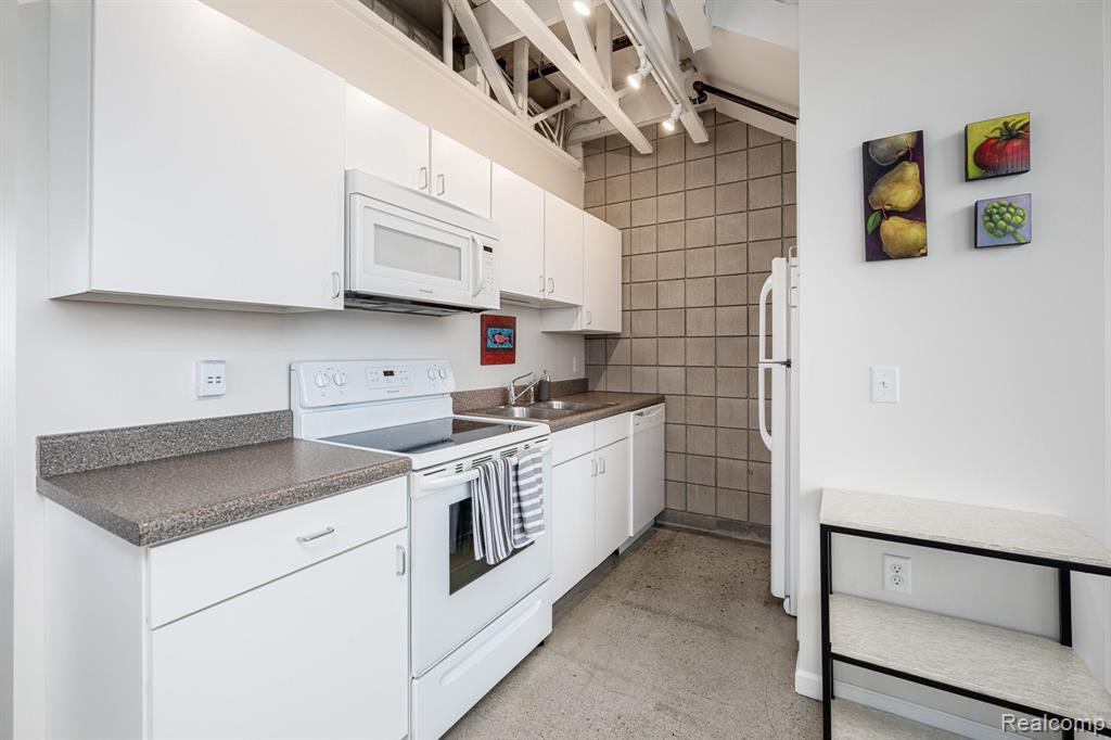 710 CENTRE Street, 101, Traverse City, MI 49686 — Photo 8
